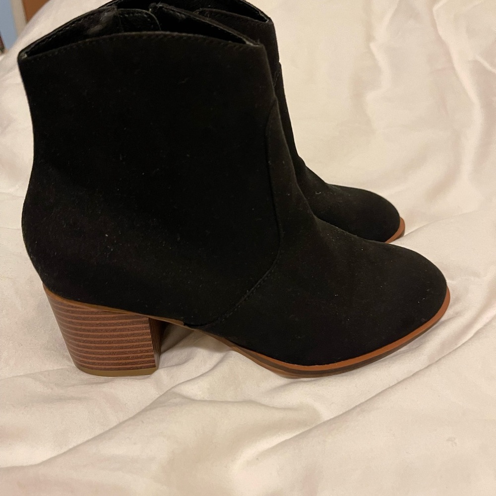 Boots size 6 women’s,like new,worn 2 times very confortable.